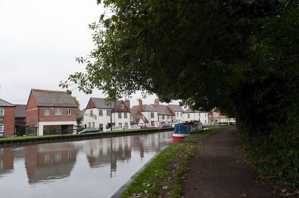 Отель Bacon Arms, Newbury Ньюбери Экстерьер фото