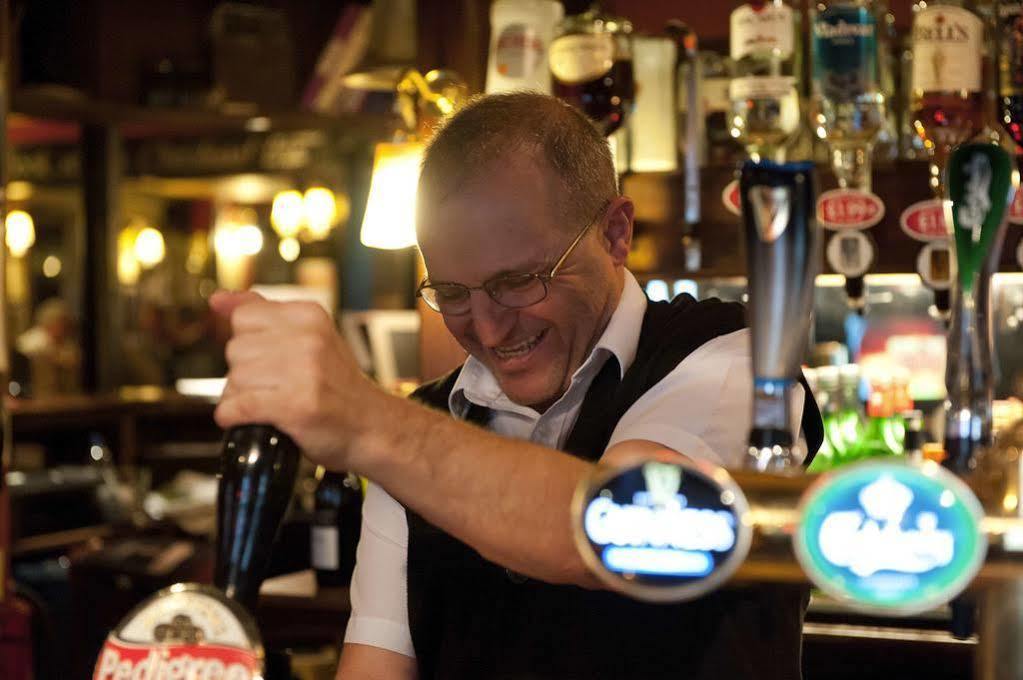Отель Bacon Arms, Newbury Ньюбери Экстерьер фото